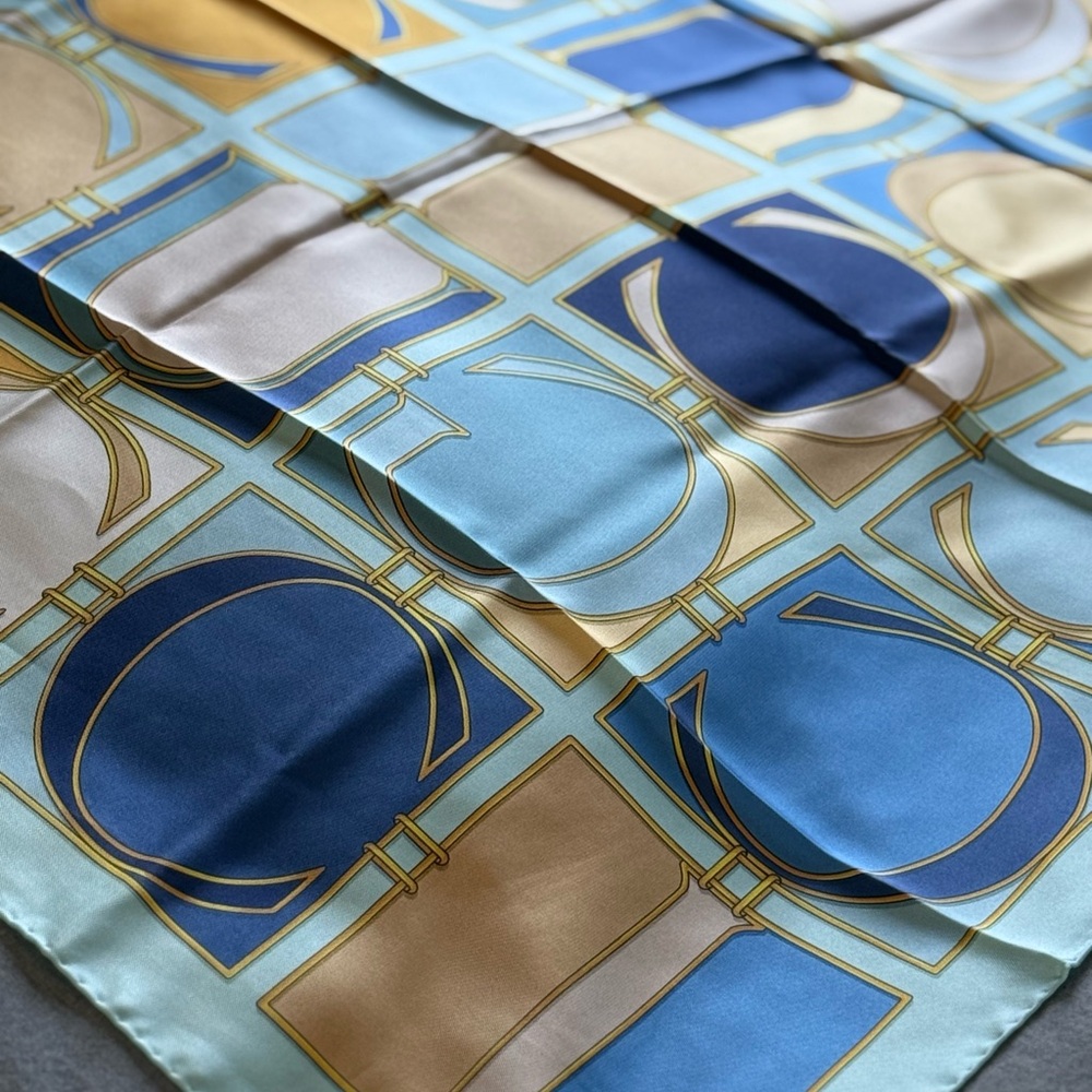 GUCCI POP PRINT SILK CARRÉ, Elegant scarf - Picture 5 of 13